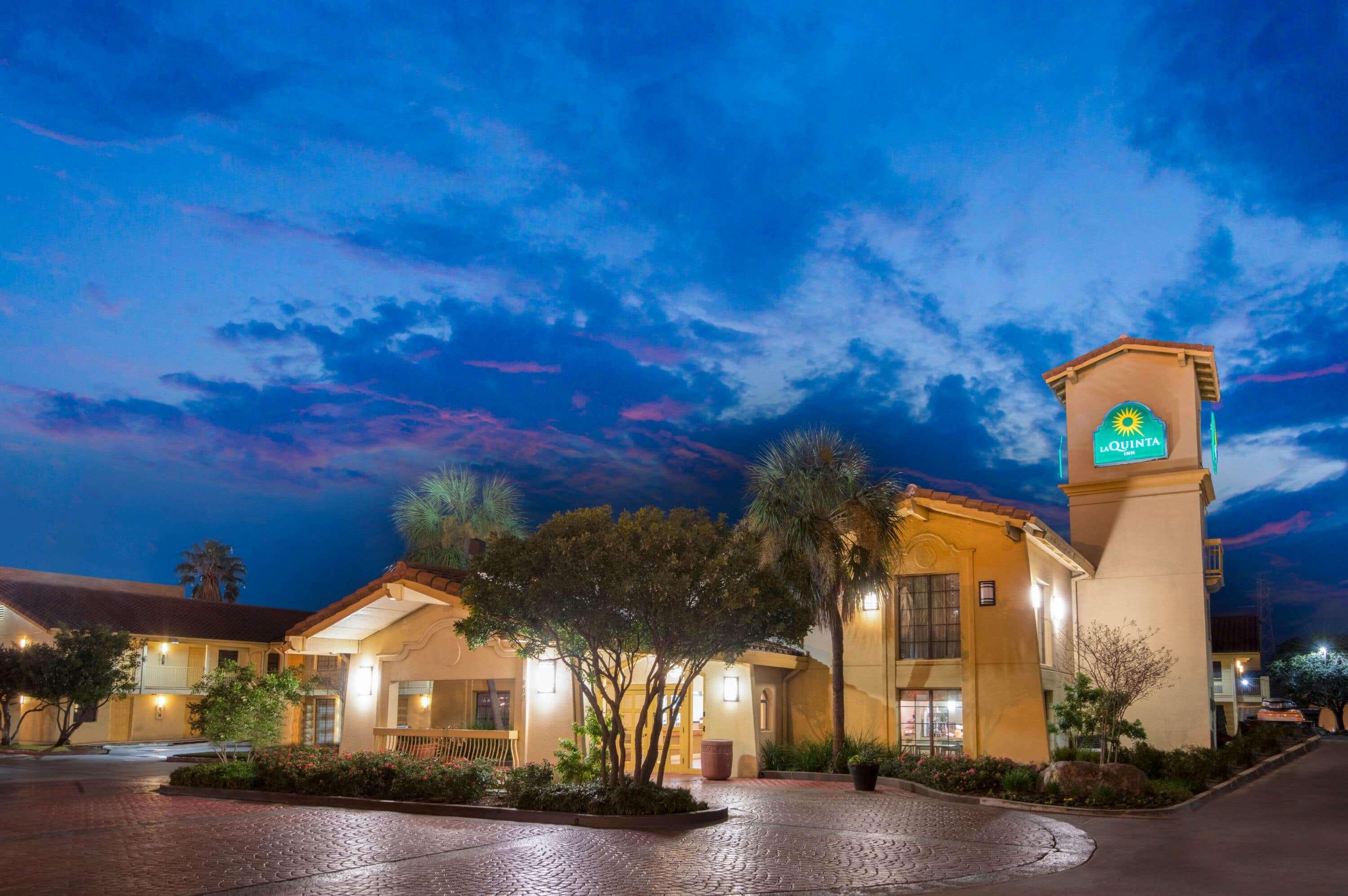 La Quinta Inn By Wyndham San Antonio Market Square Exterior photo