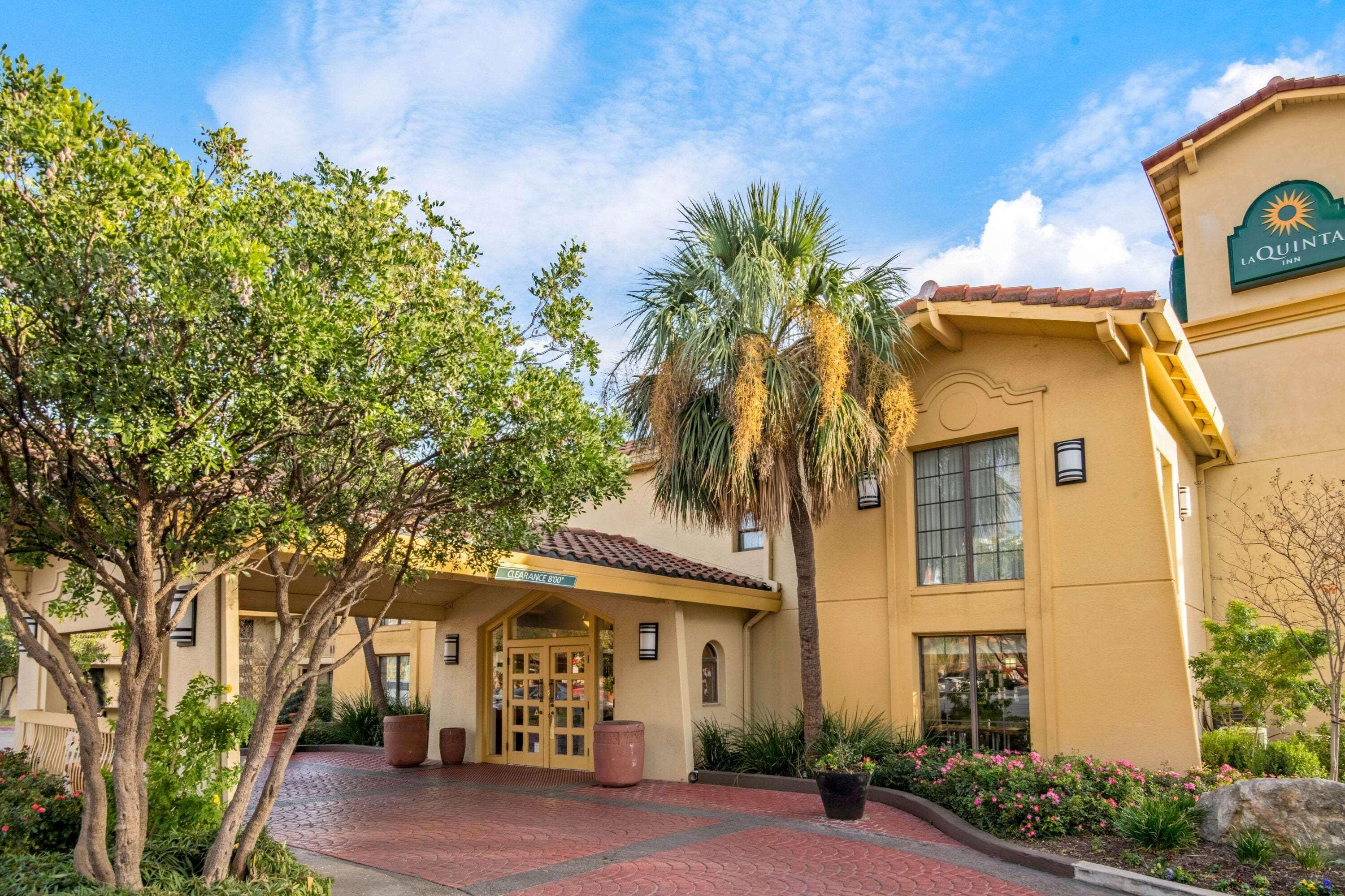 La Quinta Inn By Wyndham San Antonio Market Square Exterior photo